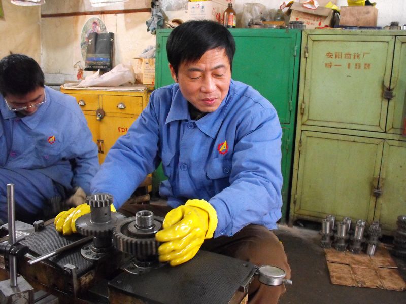 检验现场 检验成品齿轮齿圈综合误差