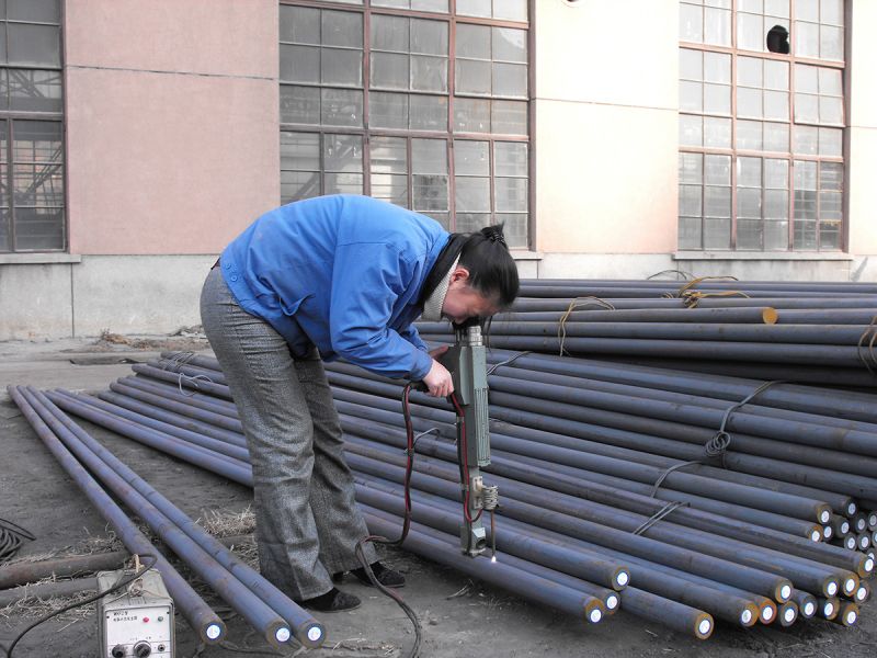 检验现场 钢材逐根进行光谱检查